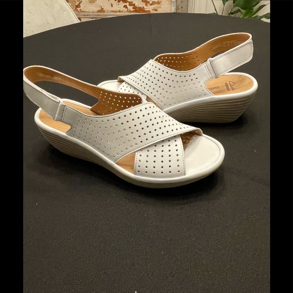 Clarks Unstructured Capri Step White Leather Sandals Size - 9.5 NWOT